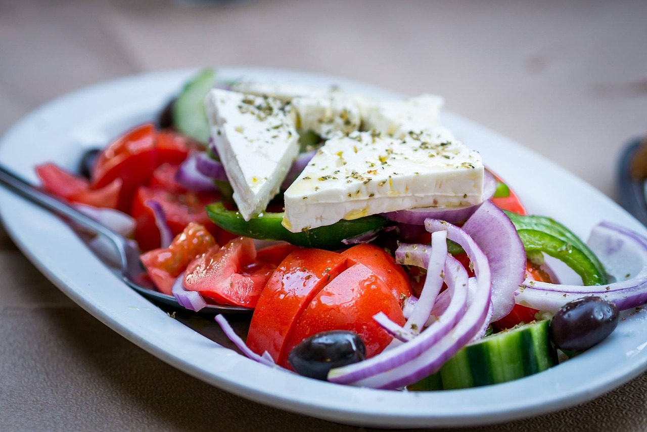 salada grega minutos de saude Salada Grega simples com ingredientes mediterrâneos frescos
