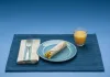 Café da manhã proteico para emagrecer: 9 ideias práticas para mais saciedade Wrap de café da manhã com ovos, queijo e legumes em prato azul