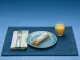 Café da manhã proteico para emagrecer: 9 ideias práticas para mais saciedade Wrap de café da manhã com ovos, queijo e legumes em prato azul