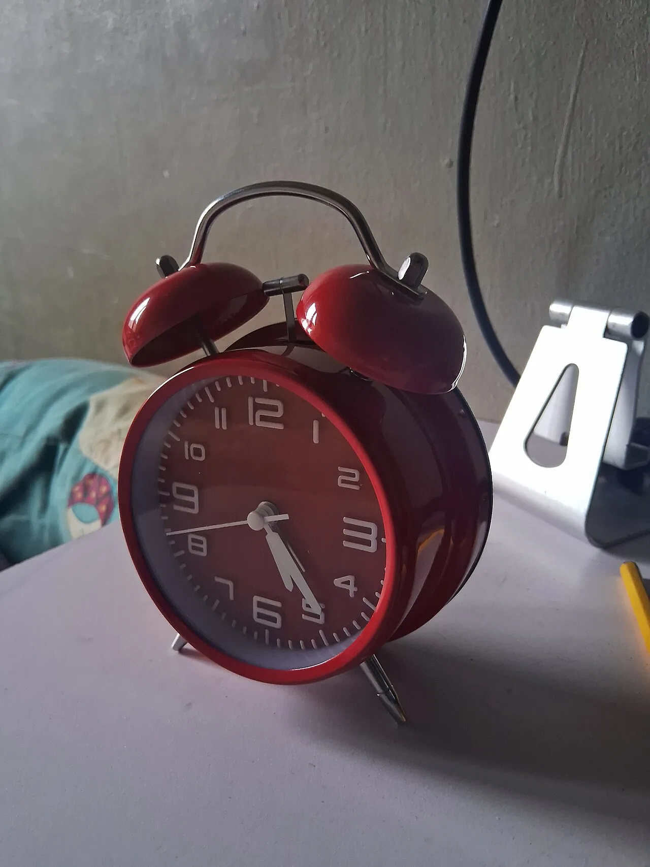 Temperatura do quarto para dormir melhor com relógio despertador no quarto