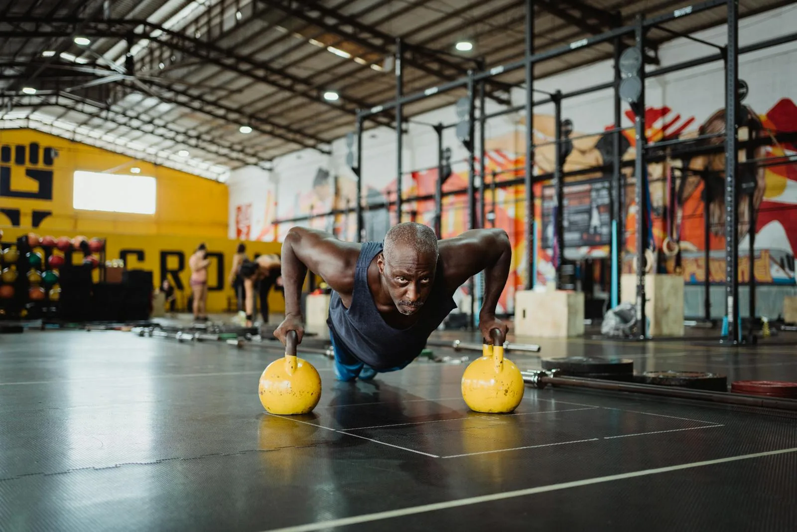 Refeição saudável com fontes de proteína magra e vegetais para manutenção da massa muscular após os 50
