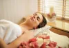 Como dormir melhor naturalmente: 12 estratégias práticas para vencer a insônia e acordar com mais energia Foto real de uma pessoa descansando em uma cama tranquila ao amanhecer