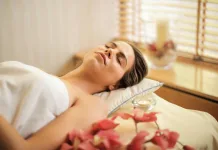 Como dormir melhor naturalmente: 12 estratégias práticas para vencer a insônia e acordar com mais energia Foto real de uma pessoa descansando em uma cama tranquila ao amanhecer