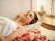 Deficiência de vitamina D: sintomas, riscos e como corrigir com segurança Foto real de uma pessoa descansando em uma cama tranquila ao amanhecer