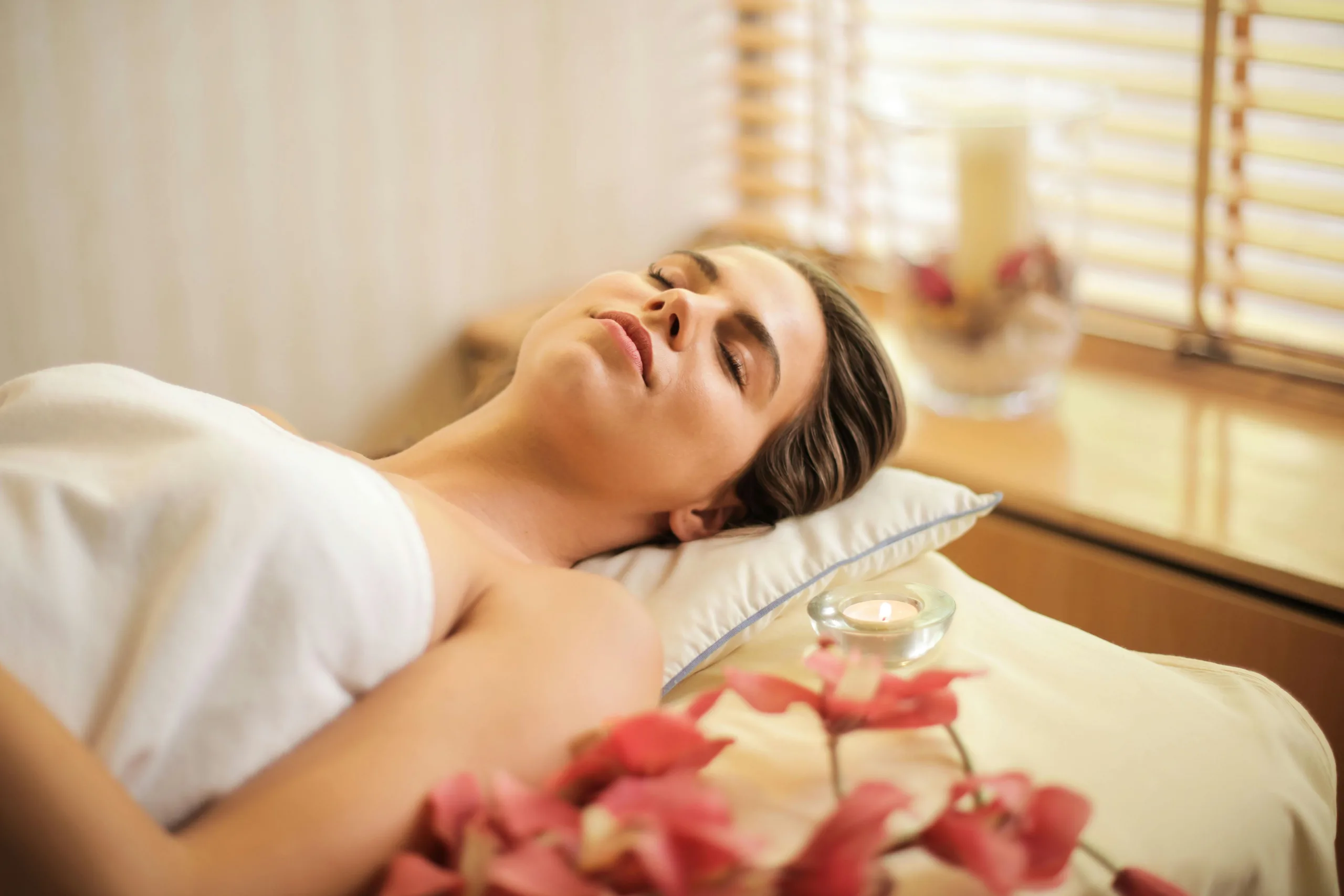 Pessoa descansando bem para apoiar equilíbrio hormonal e saúde cardiovascular
