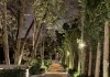 Caminhada após o jantar: como transformar 15 minutos em um hábito leve caminhada após o jantar em um caminho arborizado ao entardecer