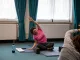 Alongamento matinal: rotina segura para mobilidade e disposição alongamento matinal em aula de yoga com pessoas vestidas