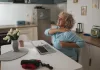 Alongamentos para acordar: rotina simples de 10 minutos para começar o dia melhor alongamentos para acordar em casa com foco no ombro