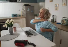 Alongamentos para acordar: rotina simples de 10 minutos para começar o dia melhor alongamentos para acordar em casa com foco no ombro