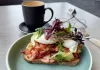 Café da manhã com proteína: como montar uma manhã com energia até o almoço Café da manhã com proteína: ovos, abacate, torrada e café em foto real