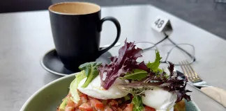 Café da manhã com proteína: como montar uma manhã com energia até o almoço Café da manhã com proteína: ovos, abacate, torrada e café em foto real