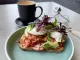 Café da manhã com proteína: como montar uma manhã com energia até o almoço Café da manhã com proteína: ovos, abacate, torrada e café em foto real