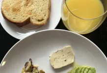 Lanche da tarde saudável: 10 combinações simples para mais saciedade no dia Café da manhã com proteína: ovos, queijo, abacate e torradas em foto real