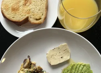 Café e ansiedade: como consumir sem exagero e observar os sinais do corpo Café da manhã com proteína: ovos, queijo, abacate e torradas em foto real