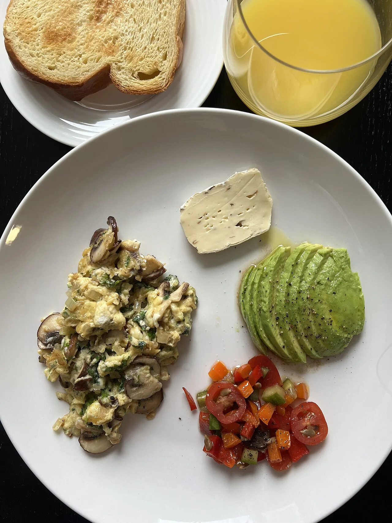 Café da manhã com proteína: ovos, queijo, abacate e torradas em foto real