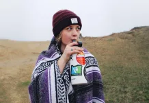 Hidratação ao longo do dia: 7 passos para beber água melhor Pessoa se hidratando ao longo do dia em ambiente externo