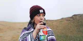 Hidratação ao longo do dia: 7 passos para beber água melhor Pessoa se hidratando ao longo do dia em ambiente externo