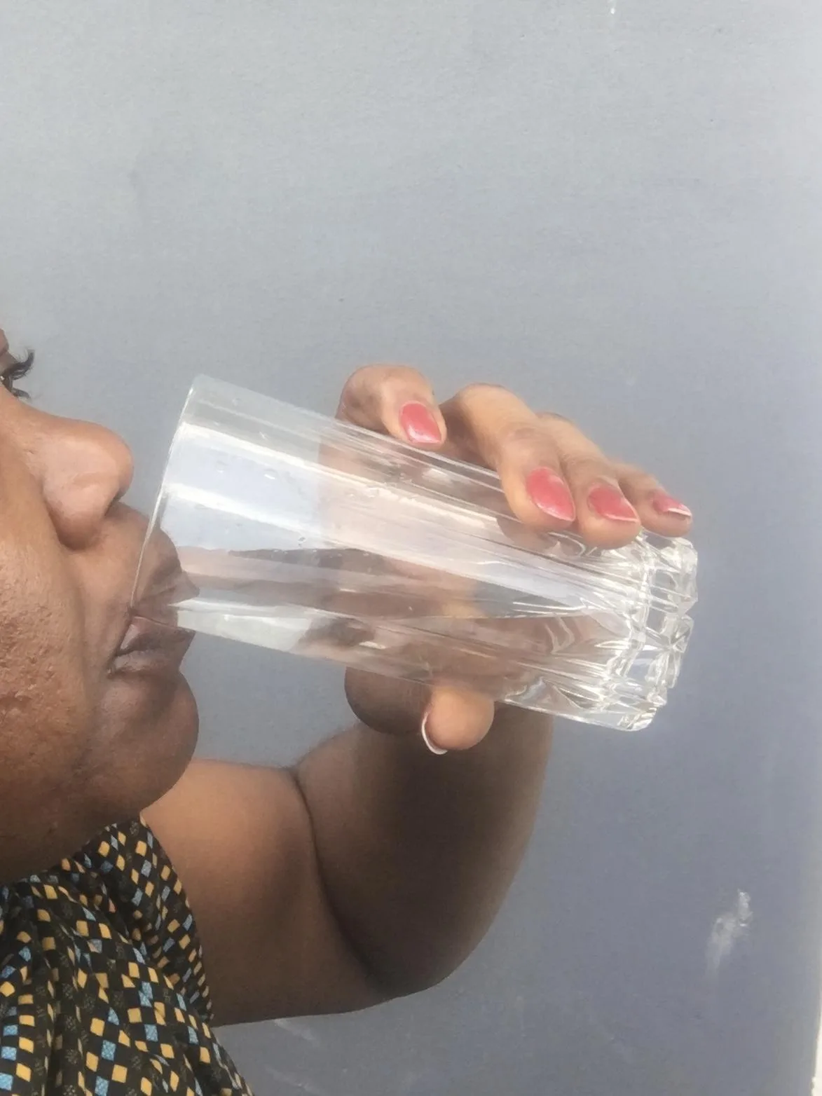 Pessoa bebendo água para hidratação ao longo do dia