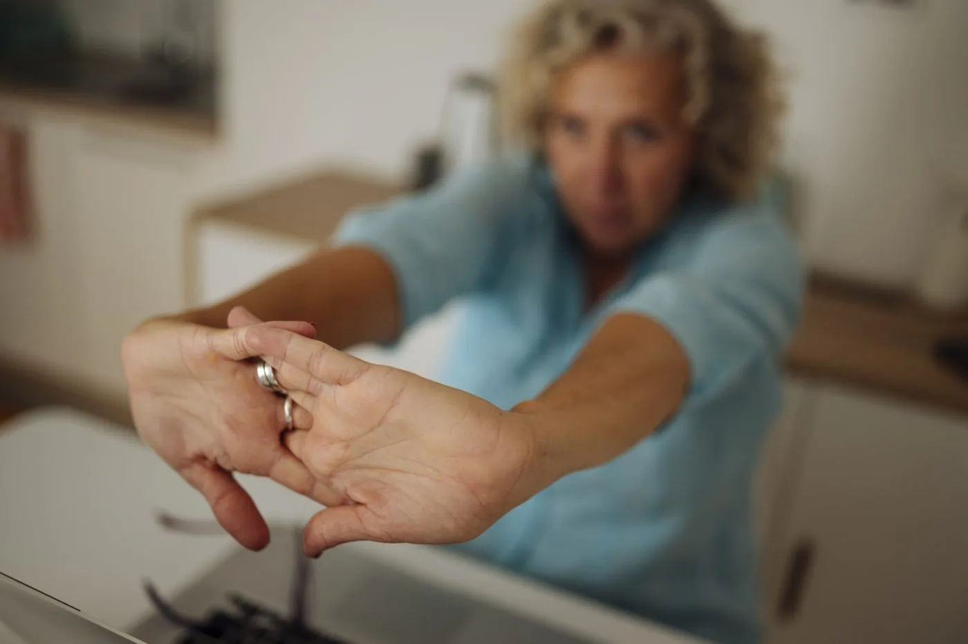 Pausa ativa no trabalho com alongamento das mãos no home office