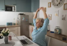 Pausa ativa no trabalho: 9 maneiras simples de se mexer sem sair do ritmo Pausa ativa no trabalho com alongamento ao lado da mesa