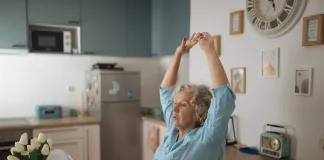 Pausa ativa no trabalho: 9 maneiras simples de se mexer sem sair do ritmo Pausa ativa no trabalho com alongamento ao lado da mesa