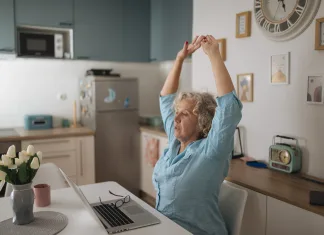 Pausa ativa no trabalho: 9 maneiras simples de se mexer sem sair do ritmo Pausa ativa no trabalho com alongamento ao lado da mesa
