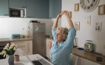 Postura no home office: ajustes simples para reduzir desconfortos ao longo do dia Pausa ativa no trabalho com alongamento ao lado da mesa