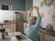 Pausa ativa no trabalho: 9 maneiras simples de se mexer sem sair do ritmo Pausa ativa no trabalho com alongamento ao lado da mesa