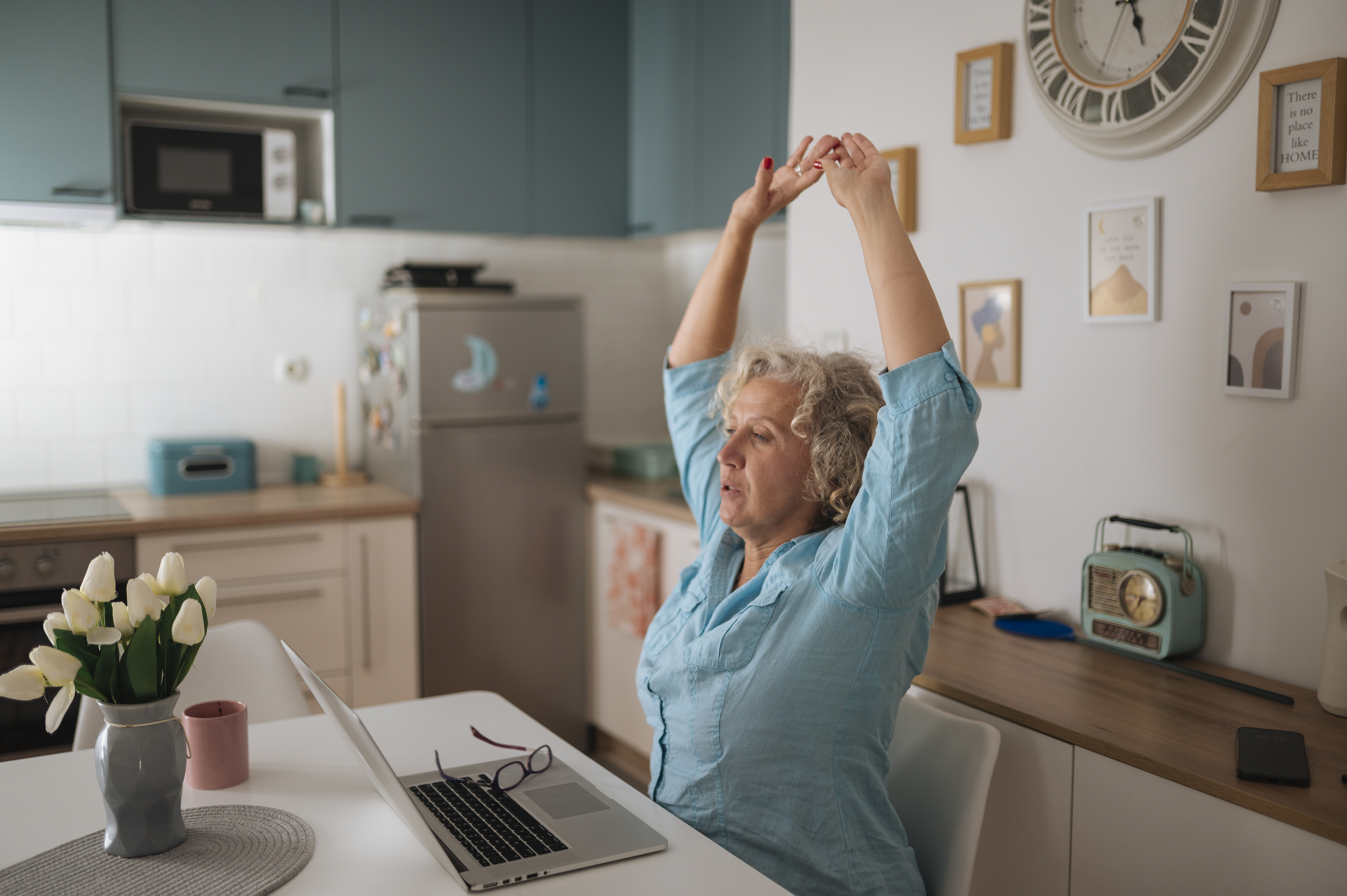 Pausa ativa no trabalho com alongamento ao lado da mesa