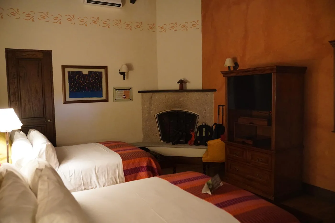 rotina noturna para dormir melhor com cama preparada em quarto tranquilo