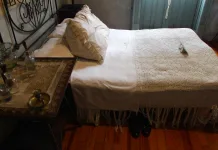 Rotina noturna para dormir melhor: 7 passos simples para desacelerar rotina noturna para dormir melhor com cama arrumada e mesa de cabeceira